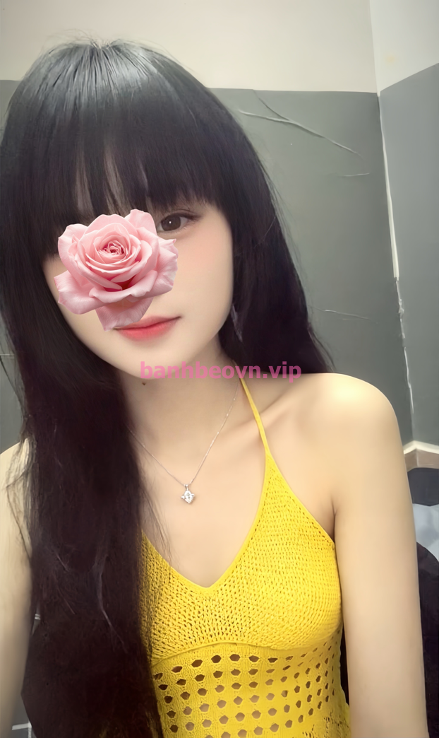 Tina Cô Bé Mình Dây Cây Cảnh Cùng Đôi Chân Dài Thanh Thoát